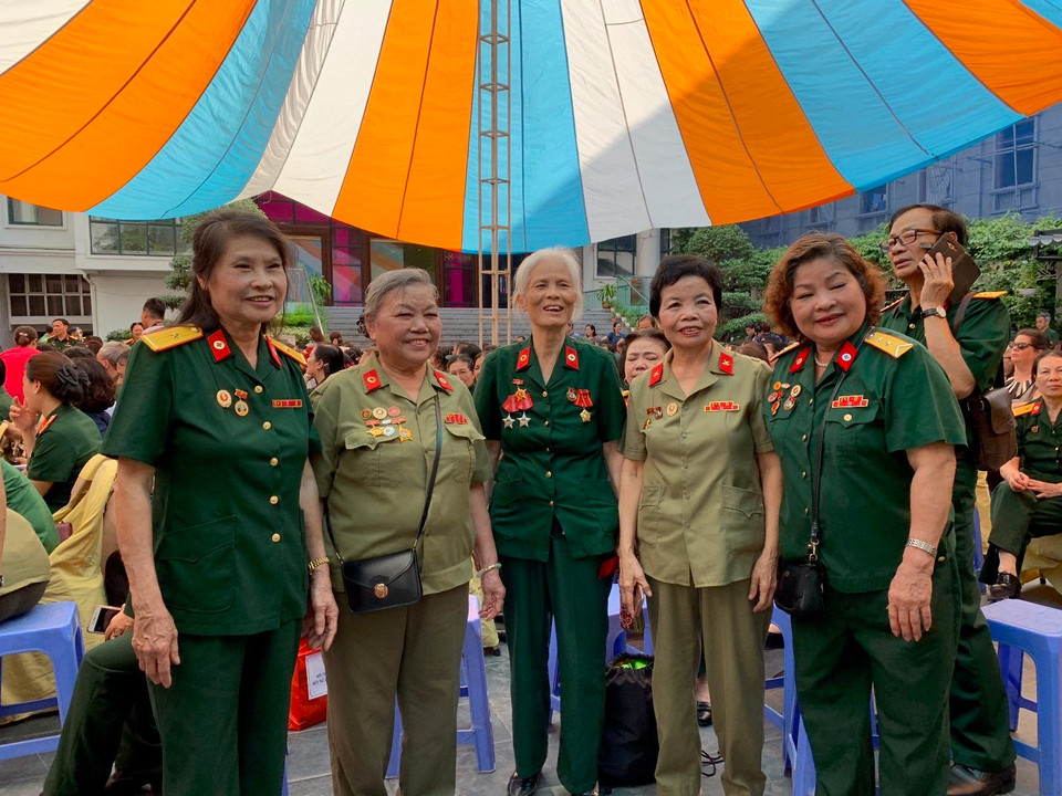 Họ là những cựu nữ chiến sỹ, thanh niên xung phong, y tá, bác sỹ... ở mọi miền đất nước đã về đây cùng niềm vui trùng phùng.(Ảnh: Xuân Mai/Vietnam+)