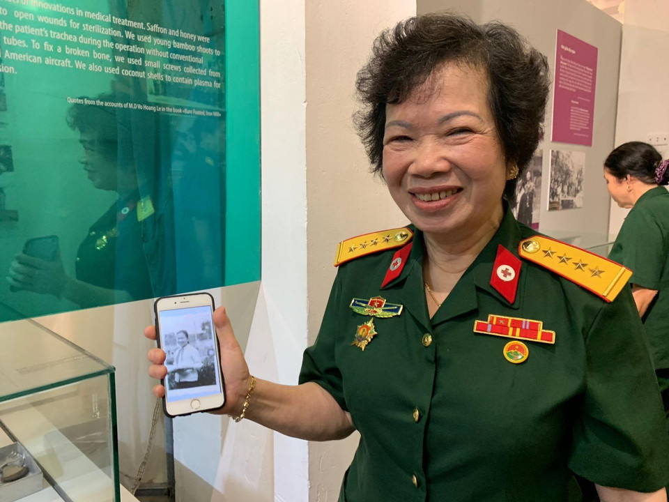 Cựu chiến sỹ Lê Thị Vọng Hương 'khoe' tấm ảnh ngày nhập ngũ mới 15 tuổi. (Ảnh: Xuân Mai/Vietnam+)