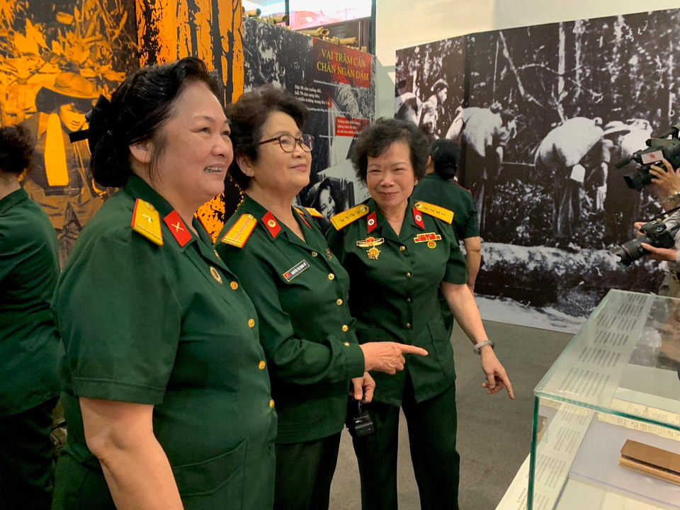 Những người lính Trường Sơn, cùng chiến đấu bên nhau từ thời mái tóc còn dài đen mượt mà, rồi cùng xót xa chứng kiến cảnh vì sốt rét rừng mà suối tóc rụng như mưa. (Ảnh: Xuân Mai/Vietnam+)