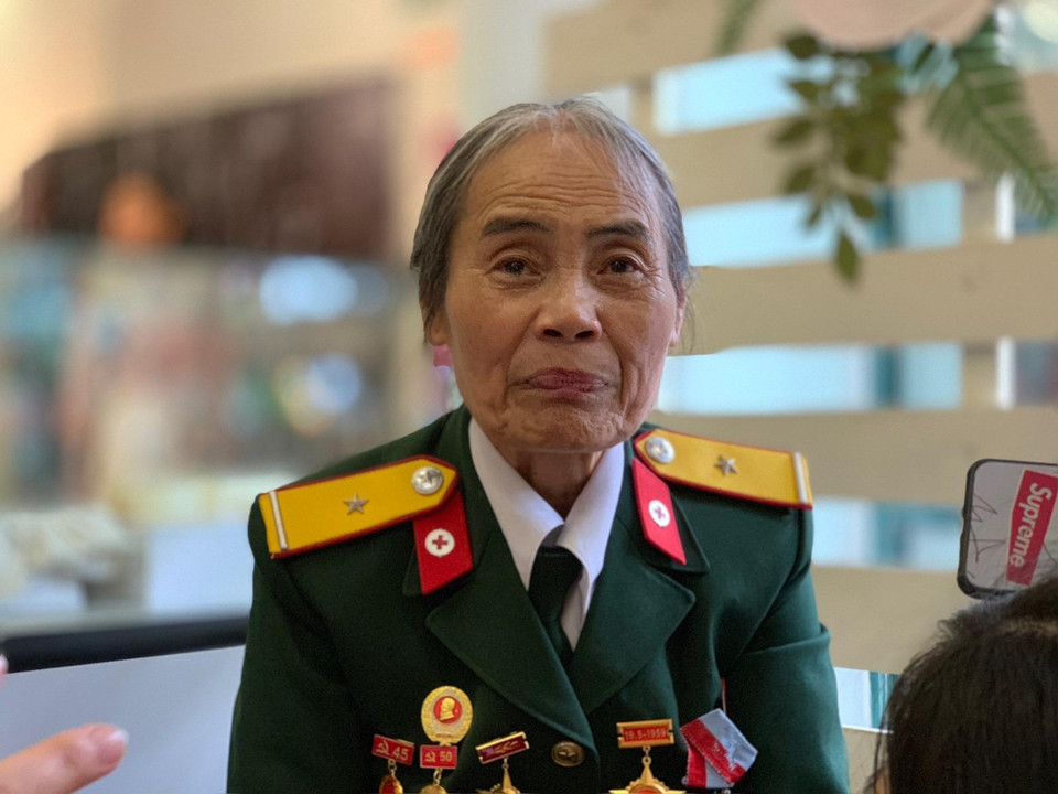 Những giọt nước mắt đã rơi khi người lính năm nào được thế hệ trẻ 'chạm' vào vùng ký ức Trường Sơn hào hùng. (Ảnh: Xuân Mai/Vietnam+)