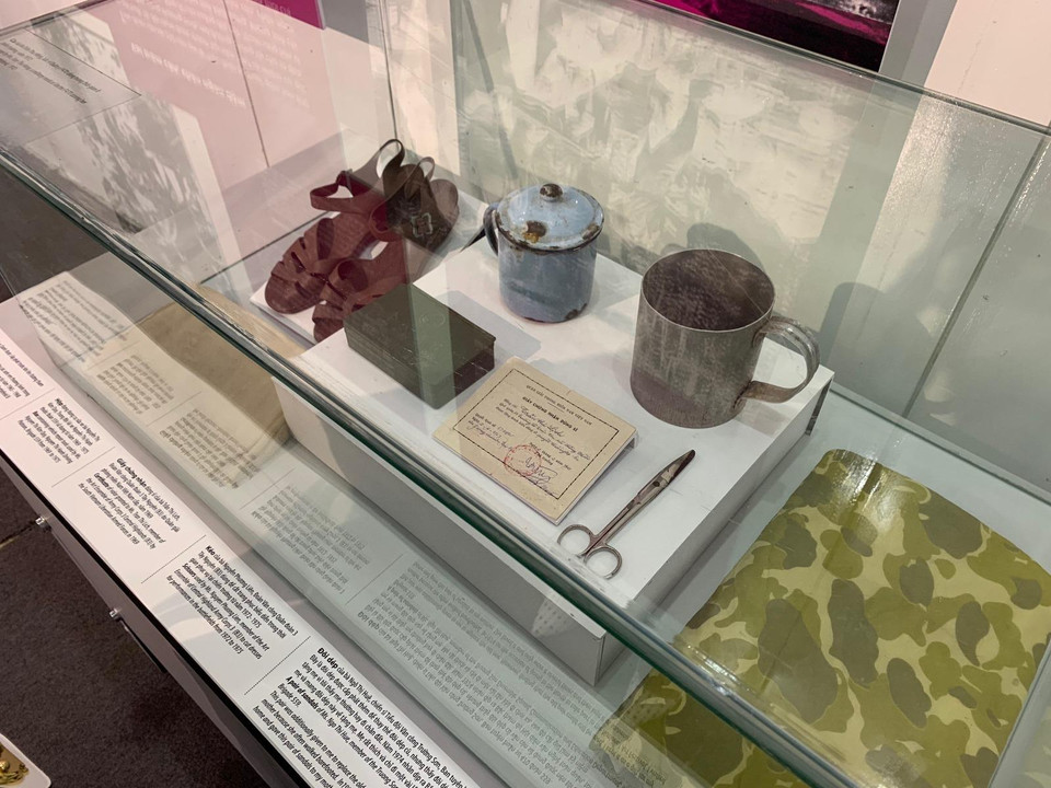 Những kỷ vật gợi lại những cái tên đã trở thành huyền thoại của tuyến đường Trường Sơn như mười cô gái Thanh niên xung phong Ngã ba Đồng Lộc, Tiểu đoàn nữ chiến sỹ Trưng Trắc tỉnh Hà Tây, Đội nữ chiến sỹ lái xe mang tên người nữ anh hùng quân giải phóng miền Nam Nguyễn Thị Hạnh... (Ảnh: Xuân Mai/Vietnam+)