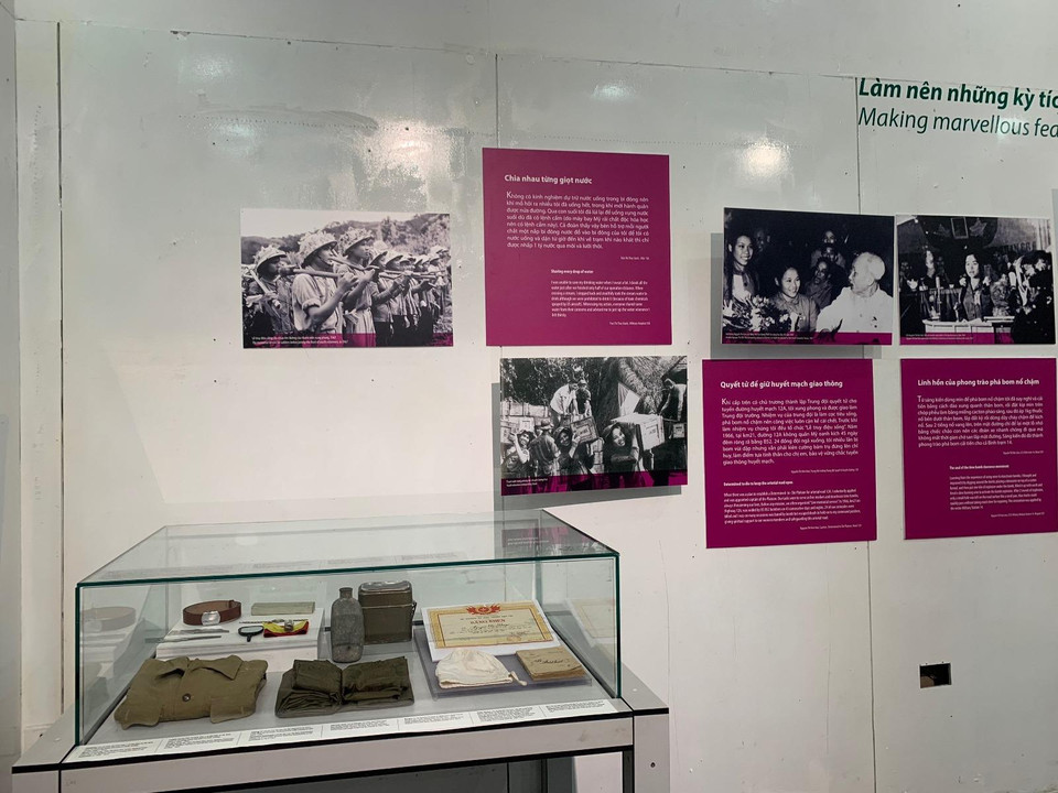 'Ta vượt trên miền núi cao Trường Sơn, đá mòn mà đôi gót không mòn. Ta đi nhằm phương Nam gió ngàn đưa chân ta về quê hương, quân về trong gió đang dâng triều lên. Máu thắm đường ta đi lẫn mồ hôi rơi tình quê tha thiết, ta đi theo ánh lửa từ trái tim mình...,'hững lời ca đi cùng năm tháng ấy gợi nhớ về một thời hào hùng của dân tộc. (Ảnh: Xuân Mai/Vietnam+)