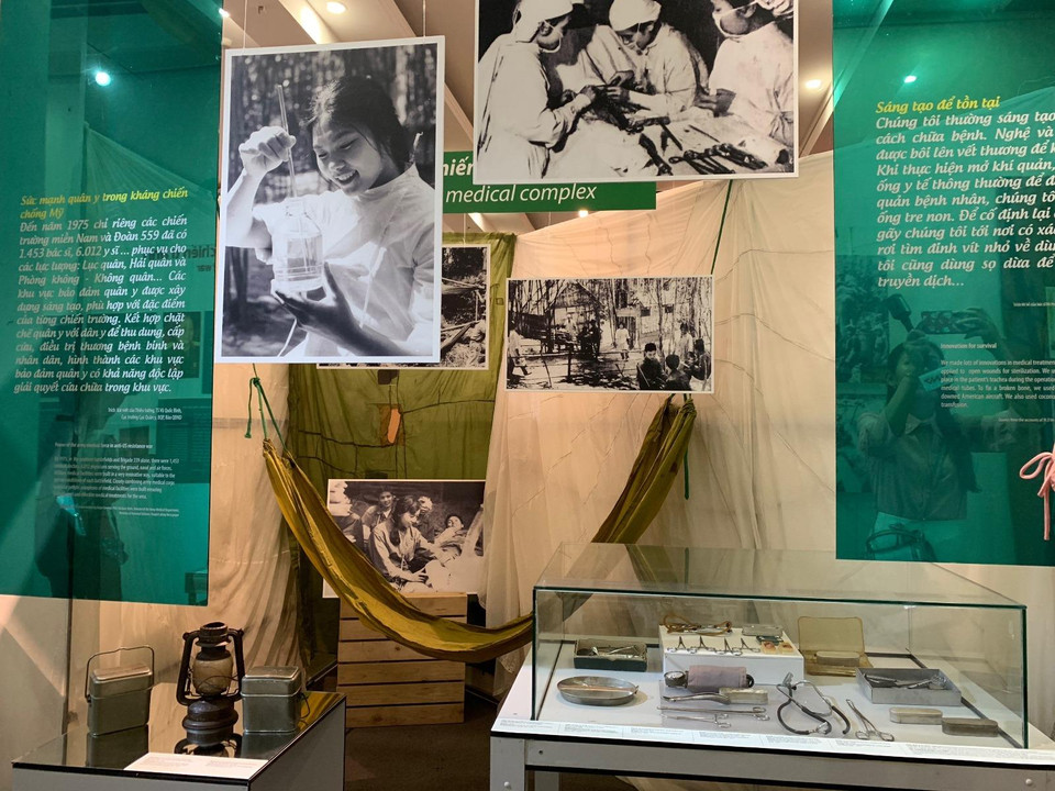 Không gian triển lãm có 3 chủ đề trưng bày: Dấu ấn một huyền thoại; Những bông hồng thép; Phía sau cuộc chiến. (Ảnh: Xuân Mai/Vietnam+)