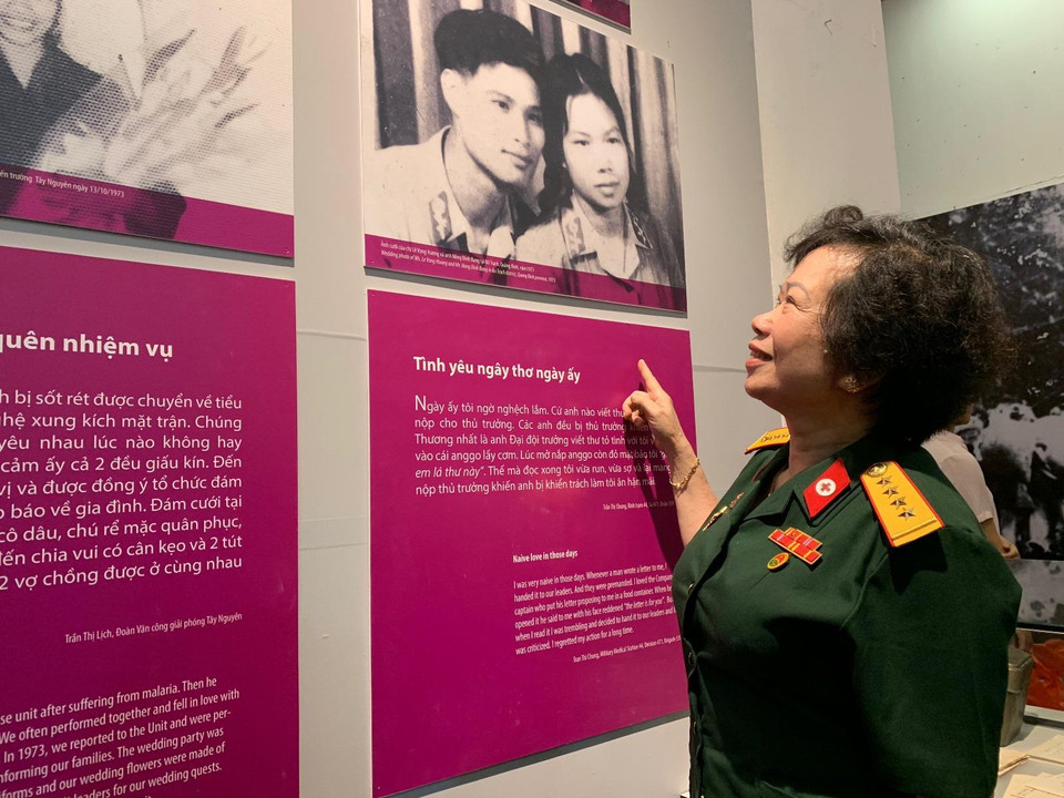 Bà cũng là người may mắn tìm được một tình yêu nơi trận tuyến và kết thúc có hậu bằng đám cưới được các đồng đội tổ chức ngay giữa cuộc chiến ác liệt. (Ảnh: Xuân Mai/Vietnam+)