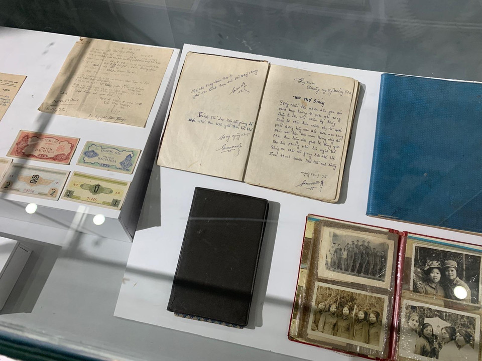 Triển lãm tái hiện con đường thời gian về Trường Sơn với sự bền bỉ của ý chí, sức mạnh của trái tim, khát vọng của tuổi trẻ và cả những hồn nhiên giữa đời thường... (Ảnh: Xuân Mai/Vietnam+)