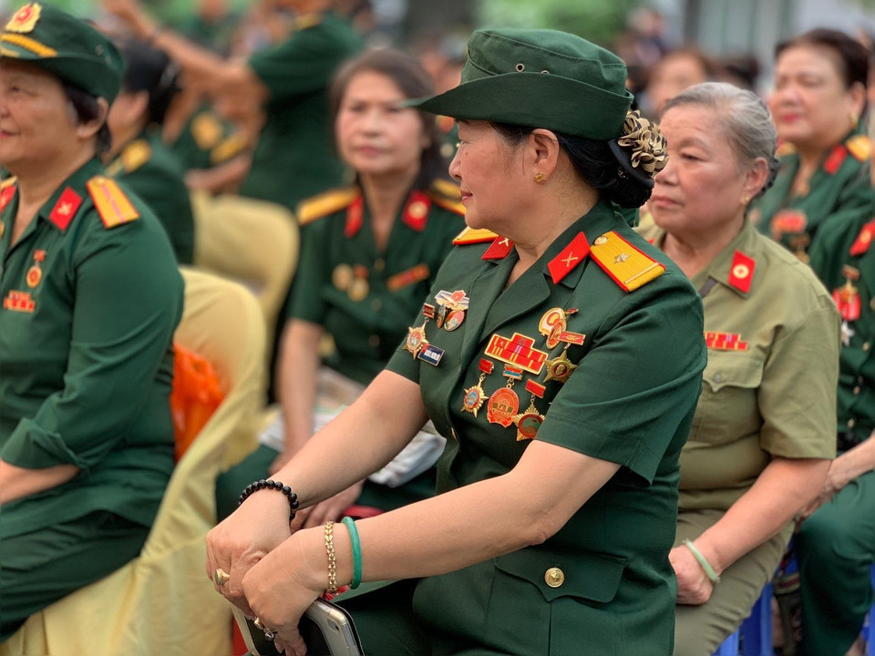 Những người lính đã hy sinh cả thanh xuân vì nền hòa bình dân tộc và Tổ quốc tri ân họ bằng bảng huân, huy chương người sáng nơi ngực áo. (Ảnh: Xuân Mai/Vietnam+)