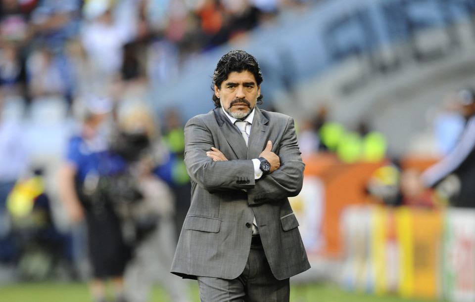 Ông Diego Maradona dưới vai trò huấn luyện viên trưởng Đội tuyển quốc gia Argentina, trong trận đấu gặp tuyển Đức ngày 3/7/2020 trên sân Green Point ở Cape Town (Nam Phi), trong khuôn khổ giải vô địch bóng đá thế giới 2010 (Ảnh: AFP/TTXVN)