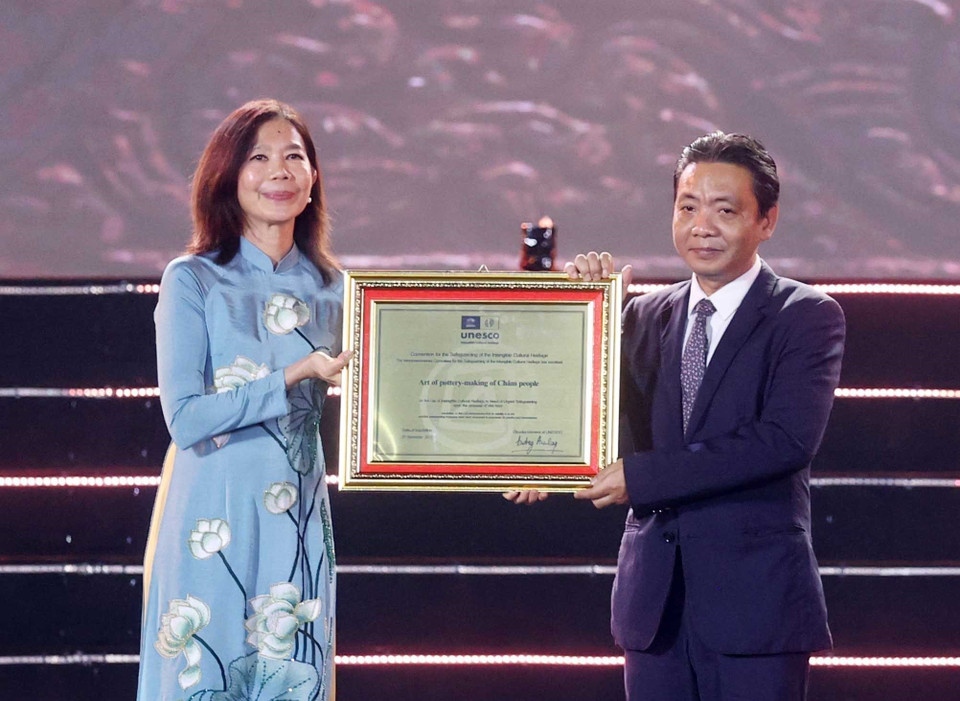 Bà Pauline Tamesis, Điều phối viên Thường trú Liên hợp quốc tại Việt Nam trao Bằng công nhận của UNESCO ghi danh Nghệ thuật làm gốm của người Chăm vào Danh sách Di sản Văn hóa Phi vật thể cần bảo vệ khẩn cấp cho ông Hoàng Đạo Cương, Thứ trưởng Bộ Văn hóa, Thể thao và Du lịch. (Ảnh: Thống Nhất/TTXVN)