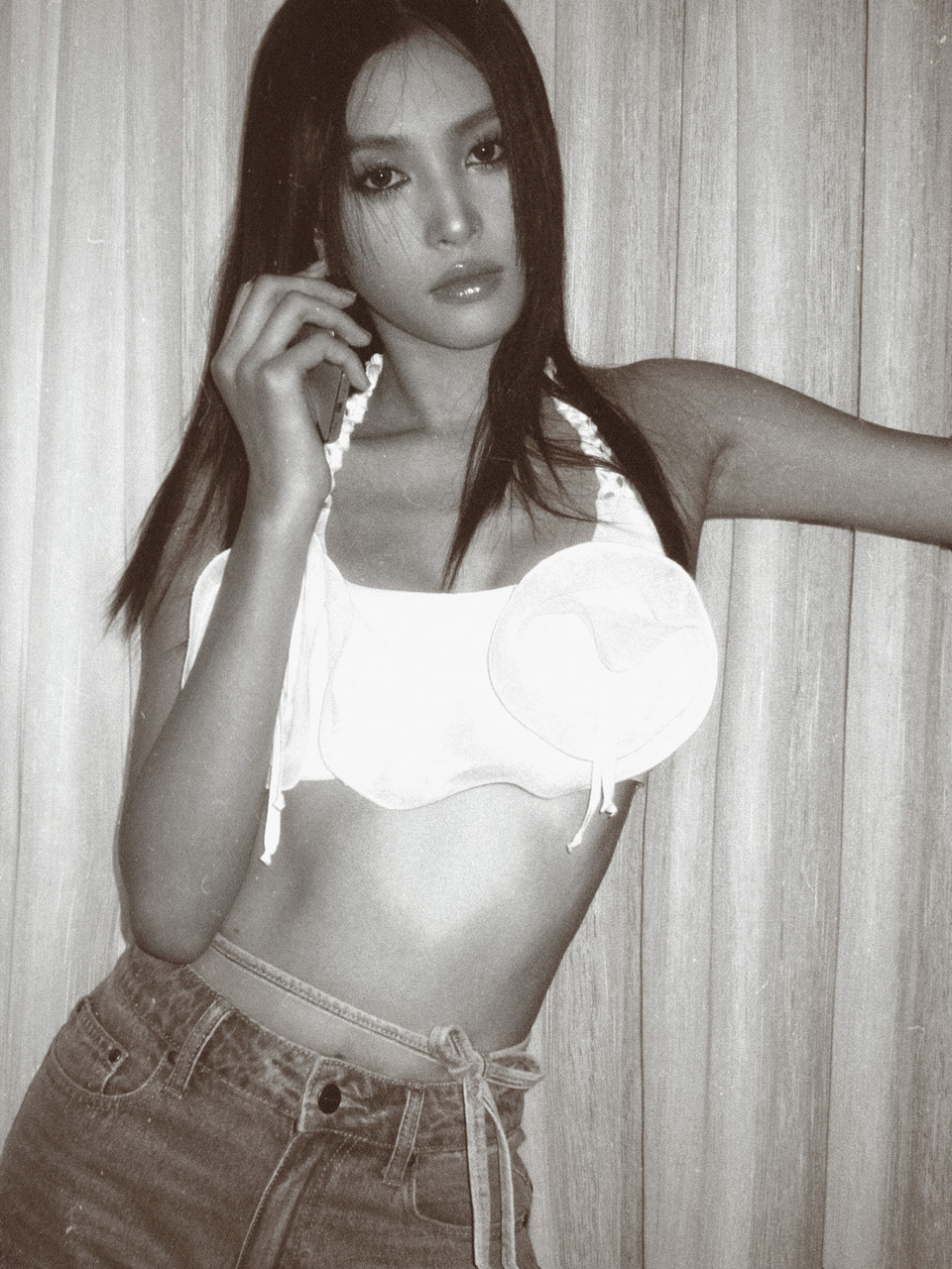 Chọn phối croptop hoa trà cách điệu cùng quần jean cổ điển đầy phá cách, Tiểu Vy khoe vòng eo con kiến nóng bỏng đáng mơ ước. (Ảnh: PV/Vietnam+)