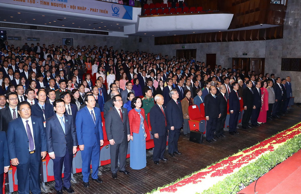 Thủ tướng Nguyễn Xuân Phúc và các đại biểu thực hiện nghi thức chào cờ tại Đại hội. (Ảnh: Thống Nhất/TTXVN)