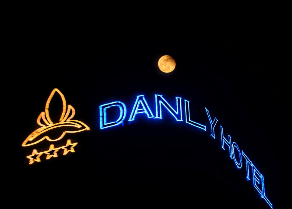 Nguyệt thực toàn phần trên bầu trời Hà Nội. (Ảnh: Tuấn Đức/TTXVN)