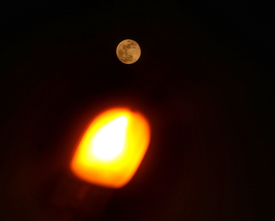 Nguyệt thực toàn phần trên bầu trời Hà Nội. (Ảnh: Tuấn Đức/TTXVN)