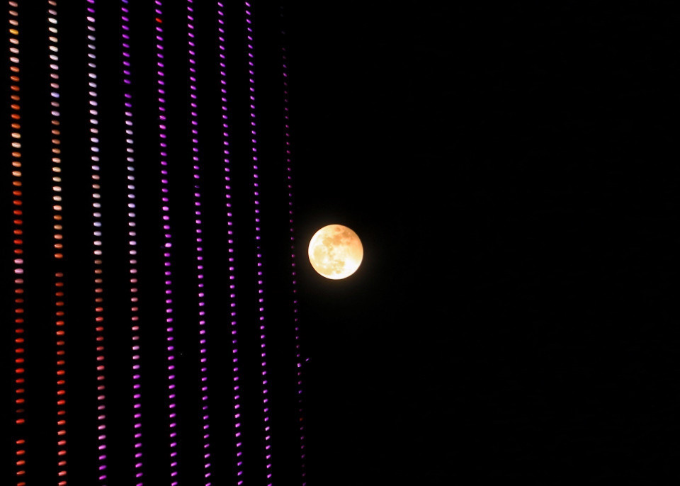 Nguyệt thực toàn phần trên bầu trời Hà Nội. (Ảnh: Tuấn Đức/TTXVN)