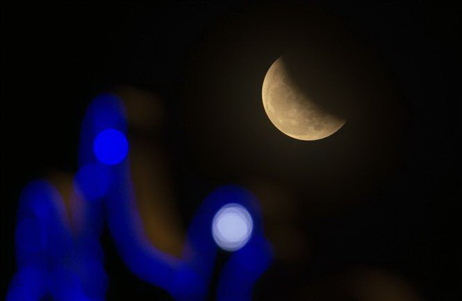 Nguyệt thực toàn phần từ điểm ngắm tỉnh Hậu Giang. (Ảnh: Duy Khương/TTXVN)