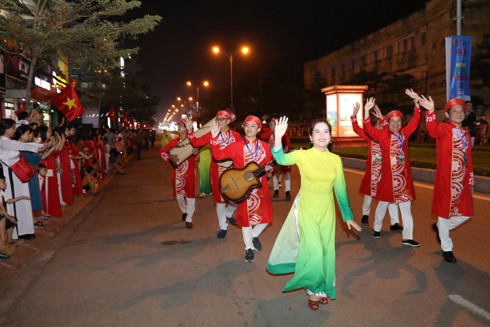 Các nghệ nhân, nghệ sỹ giao lưu với người dân trên đường Đinh Tiên Hoàng, thành phố Ninh Bình. (Ảnh: Đức Phương/TTXVN)