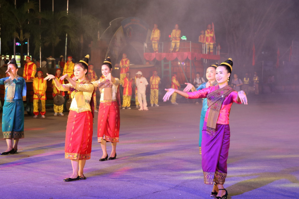 Một tiết mục đặc sắc của đoàn nghệ thuật tỉnh Udomxay (Cộng hòa Dân chủ Nhân dân Lào) tại Lễ hội đường phố. (Ảnh: Đức Phương/TTXVN)
