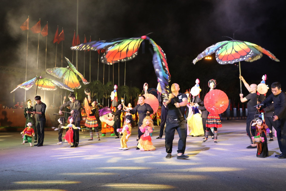 Một tiết mục đặc sắc của Nhà hát múa rối Việt Nam tại Lễ hội đường phố. (Ảnh: Đức Phương/TTXVN)