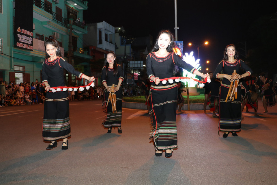 Chương trình Lễ hội đường phố có sự tham gia của các đoàn nghệ thuật, các nghệ nhân dân gian đến từ Hà Nội, Thành phố Hồ Chí Minh, thành phố Hải Phòng, các tỉnh Hà Nam, Thanh Hóa, Nghệ An, Thừa Thiên-Huế, Gia Lai, Đắk Lắk, Bạc Liêu, Cà Mau và tỉnh Udomxay (Lào). (Ảnh: Đức Phương/TTXVN)