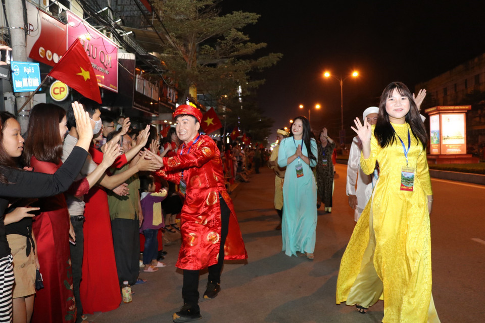 Các nghệ nhân, nghệ sỹ giao lưu với người dân trên đường Đinh Tiên Hoàng, thành phố Ninh Bình. (Ảnh: Đức Phương/TTXVN)