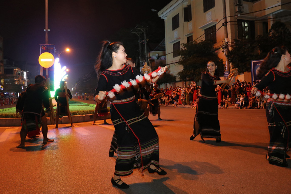 Các nghệ nhân, nghệ sỹ đến từ các đoàn biểu diễn, diễn xướng các loại hình nghệ thuật truyền thống trên tuyến đường Đinh Tiên Hoàng, thành phố Ninh Bình. (Ảnh: Đức Phương/TTXVN)