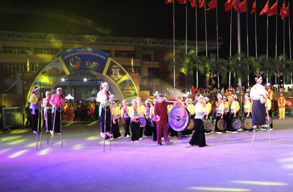 Một tiết mục đặc sắc của đồng bào dân tộc Mường tỉnh Ninh Bình tại Lễ hội đường phố. (Ảnh: Đức Phương/TTXVN)