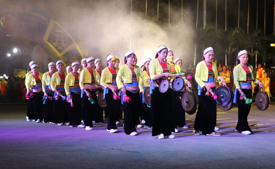 Một tiết mục đặc sắc của đồng bào dân tộc Mường tỉnh Ninh Bình tại Lễ hội đường phố. (Ảnh: Đức Phương/TTXVN)