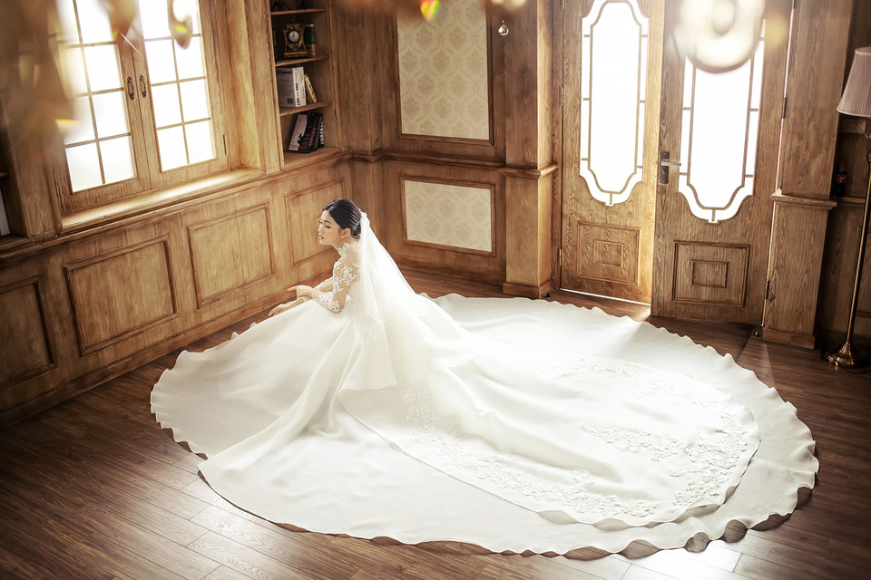 Cô diện những mẫu đầm cưới đúng chuẩn châu Âu, thanh lịch, đơn giản nhưng lại vô cùng quý phái. (Ảnh: May)