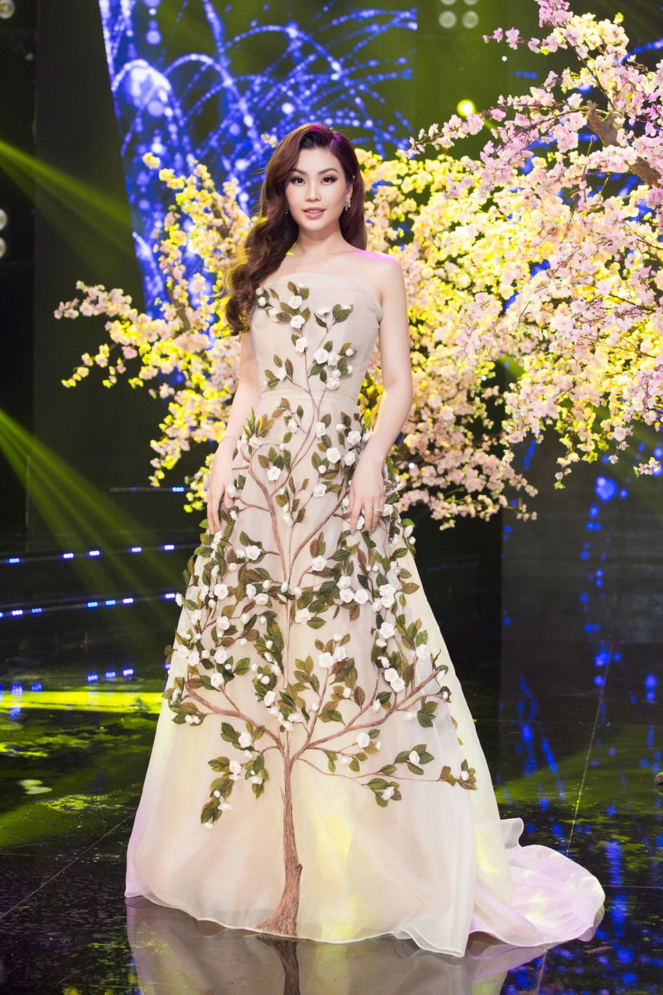 Dàn người đẹp cũng có màn phô diễn những thiết kế thời trang đậm đắc Xuân. (Ảnh: BTC)