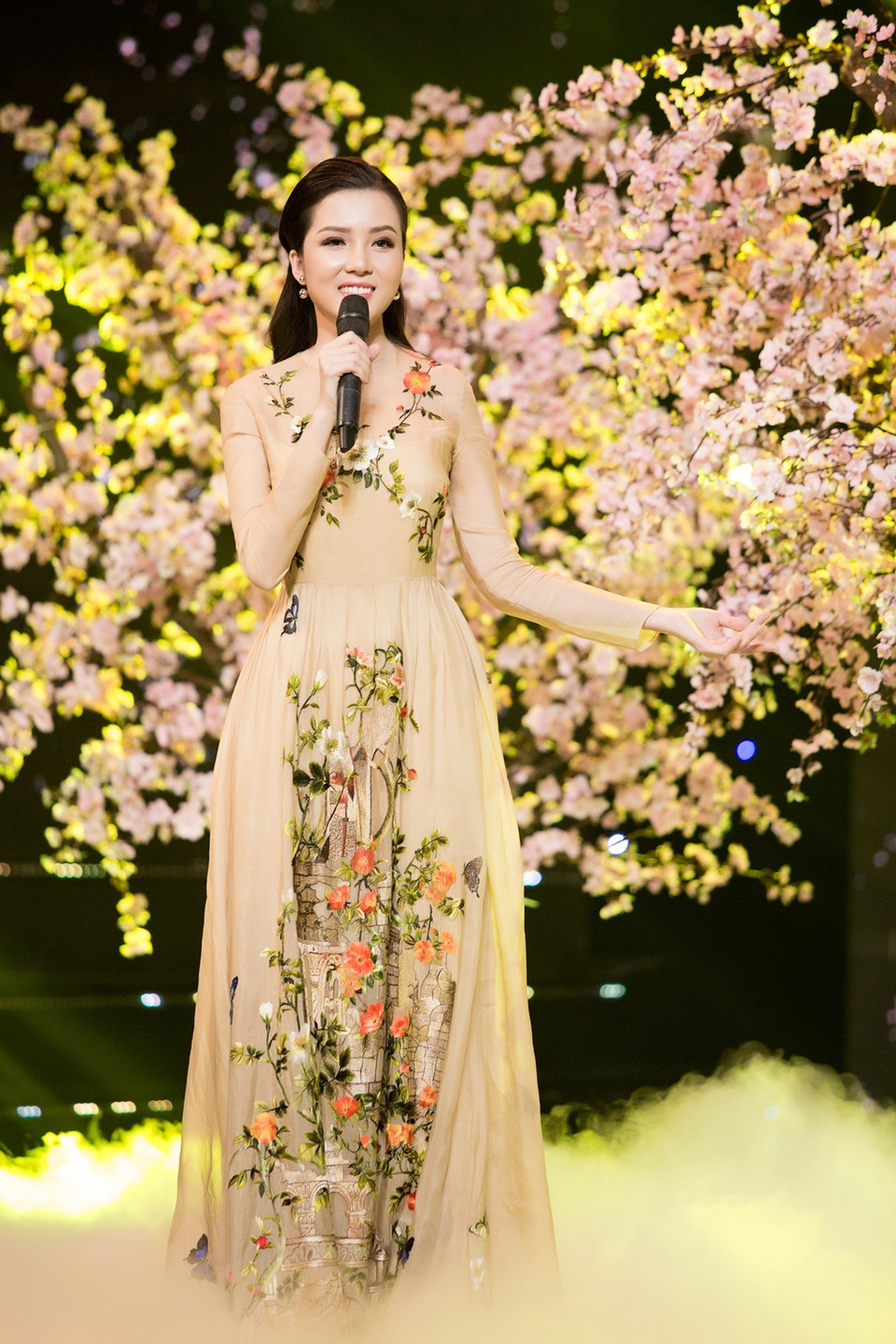 Ca khúc này cũng từng được Hoa hậu Đỗ Mỹ Linh thể hiện cùng 44 thí sinh trong vòng Chung kết toàn quốc trong đêm Gala kỷ niệm 30 năm Hoa hậu Việt Nam. (Ảnh: BTC)