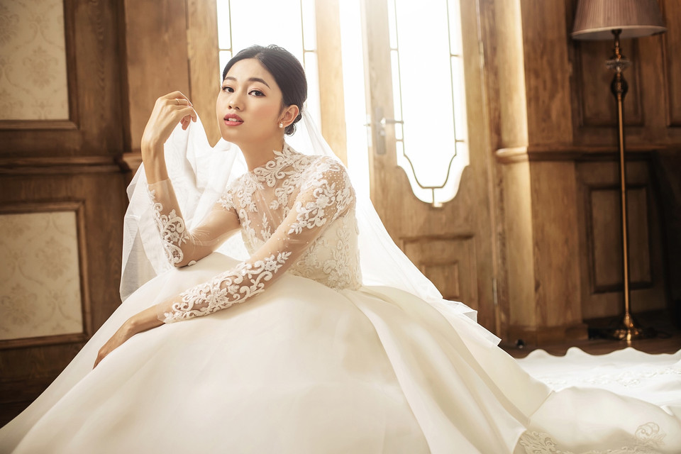 Màu ảnh tông nâu trầm cùng những khuôn hình không quá rạng rỡ, nhưng vẫn toát lên sự hạnh phúc trong ánh mắt Thanh Tú. (Ảnh: May)