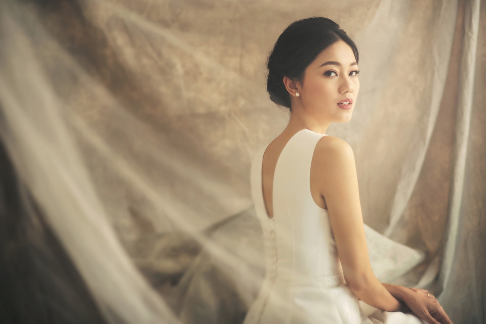 Á hậu Thanh Tú vừa lên xe hoa chính thức 'từ giã' cuộc sống độc thân một tháng trước và trở về sau chuyến trăng mật lãng mạn tại châu Âu cùng chồng. (Ảnh: May)