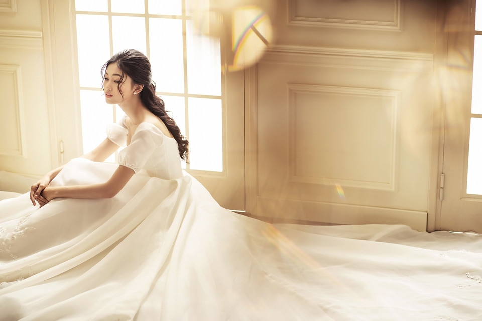 Với bộ hình mới nhất này, có vẻ nàng Á hậu vẫn đang đắm chìm trong ‘men say’ hạnh phúc tân hôn. (Ảnh: May)