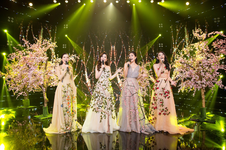 Trong chương trình 'Xuân muôn phương' phát sóng trực tiếp vào thời khắc giao thừa 2019, dàn người đẹp Hoa hậu Tiểu Vy, Hoa hậu Nhân ái Nguyễn Thúc Thùy Tiên, Á hậu Diễm Trang, Hoa khôi Thúy Vi đã xuất hiện trong vai trò mới khiến giả thích thú, là 'ca sỹ.' (Ảnh: BTC)