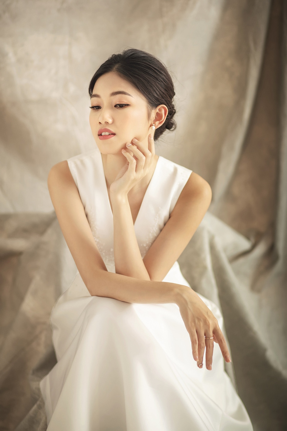 Không chọn con đường tiến thân vào showbiz như nhiều người đẹp khác sau khi có danh hiệu Á hậu sau cuộc thi Hoa hậu Việt Nam...(Ảnh: May)