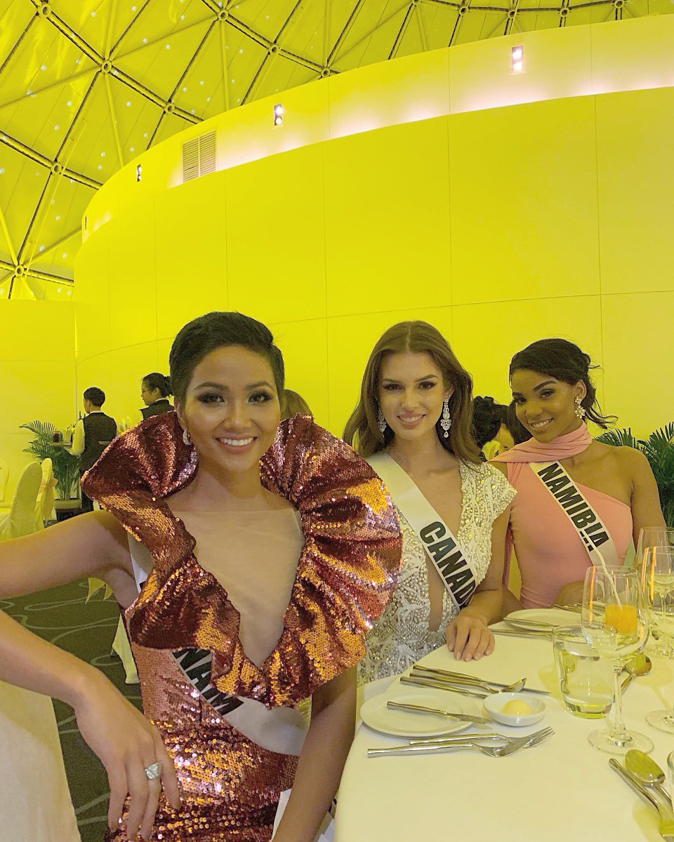 Hoa hậu H’Hen Niê chia sẻ, với bộ trang phục này, cô cảm thấy tự tin hơn vì thoải mái, năng động, phù hợp với không khí đêm tiệc đứng cocktail. (Ảnh: NVCC)