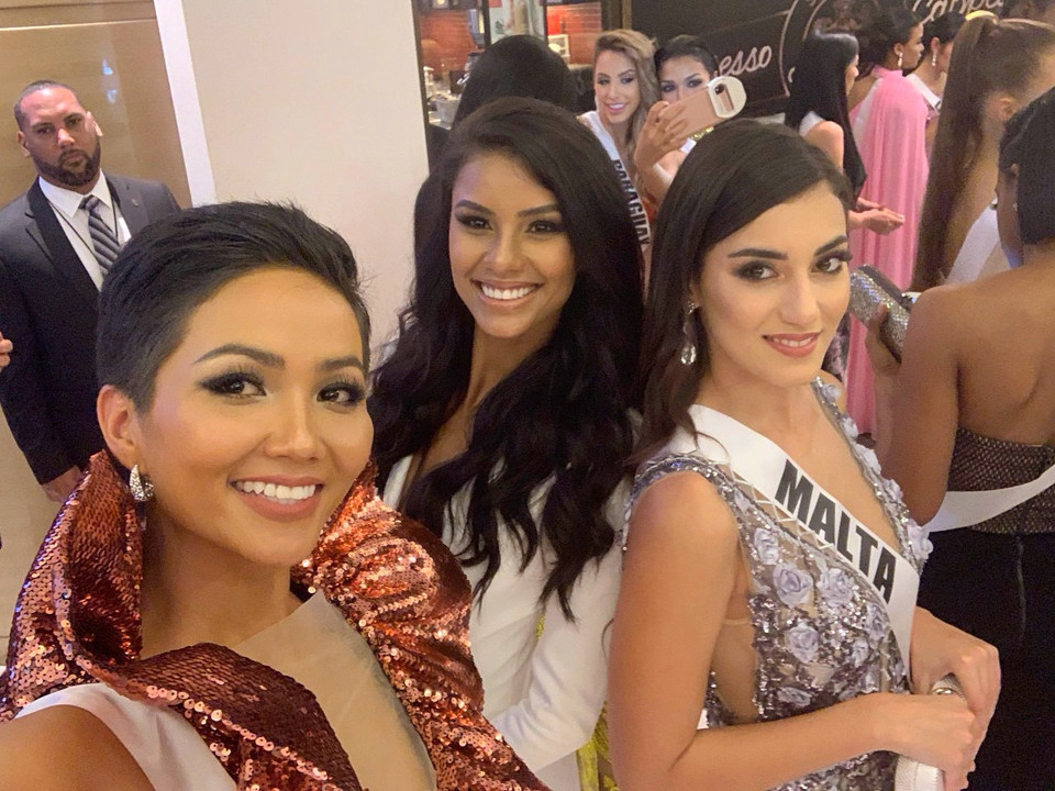 Theo yêu cầu của ban tổ chức, các thí sinh phải mặc trang phục đầm cocktail. (Ảnh: BTC)