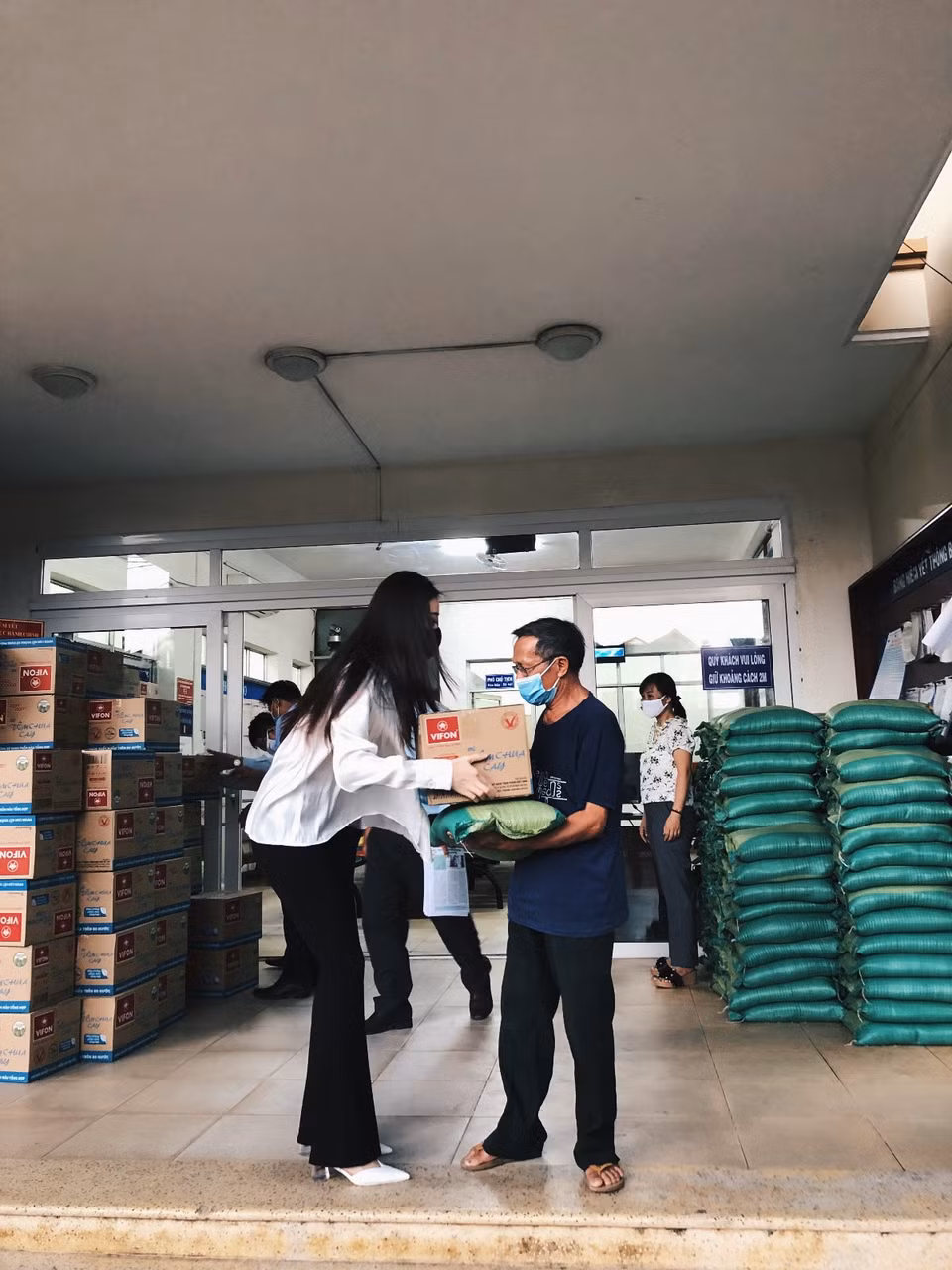 Do tình hình dịch Covid-19 diễn biến phức tạp nên việc trao quà cho người dân cũng tuân theo quy định của pháp luật, tránh tụ tập đông người. (Ảnh: CTV/Vietnam+)