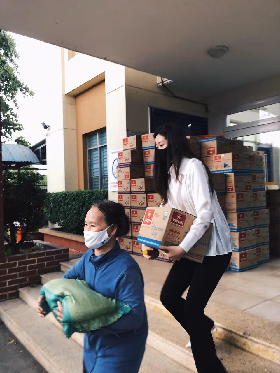 Cô đã gửi tặng 200 phần quà cho đại diện chính quyền phường Bình Hưng Hòa A để mọi người phân bổ quà đến những gia đình gặp khó khăn. (Ảnh: CTV/Vietnam+)