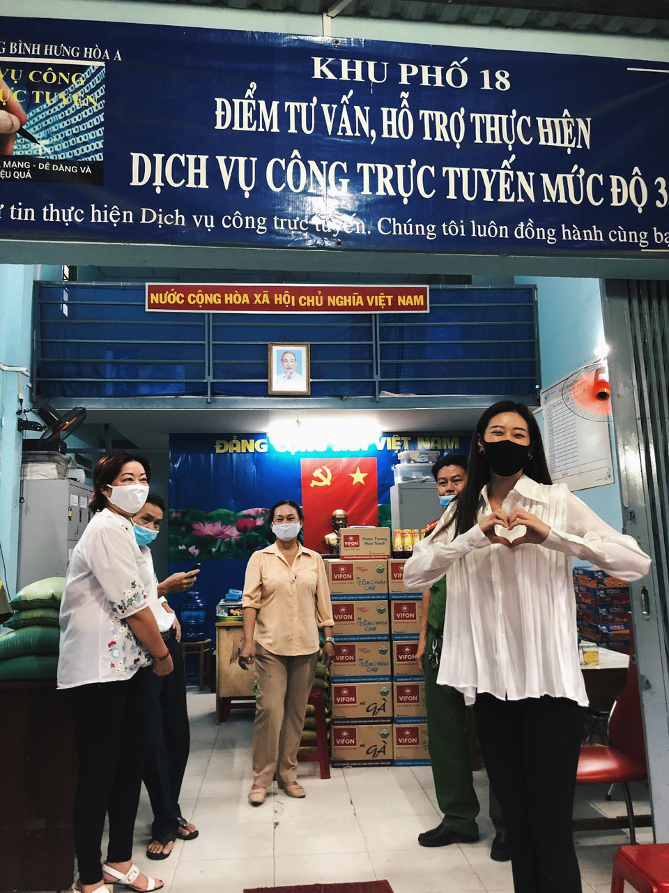 Đồng hành cùng Hoa hậu Khánh Vân đi trao quà chính là mẹ cô (ngoài cùng bên trái). Mẹ là người luôn bên cạnh Hoa hậu trong các sự kiện thiện nguyện cộng đồng, xã hội. Trước đó, hai mẹ con đã cùng phát nước rửa tay cho người dân khu vực phường 22, quận Bình Thạnh. (Ảnh: CTV/Vietnam+)