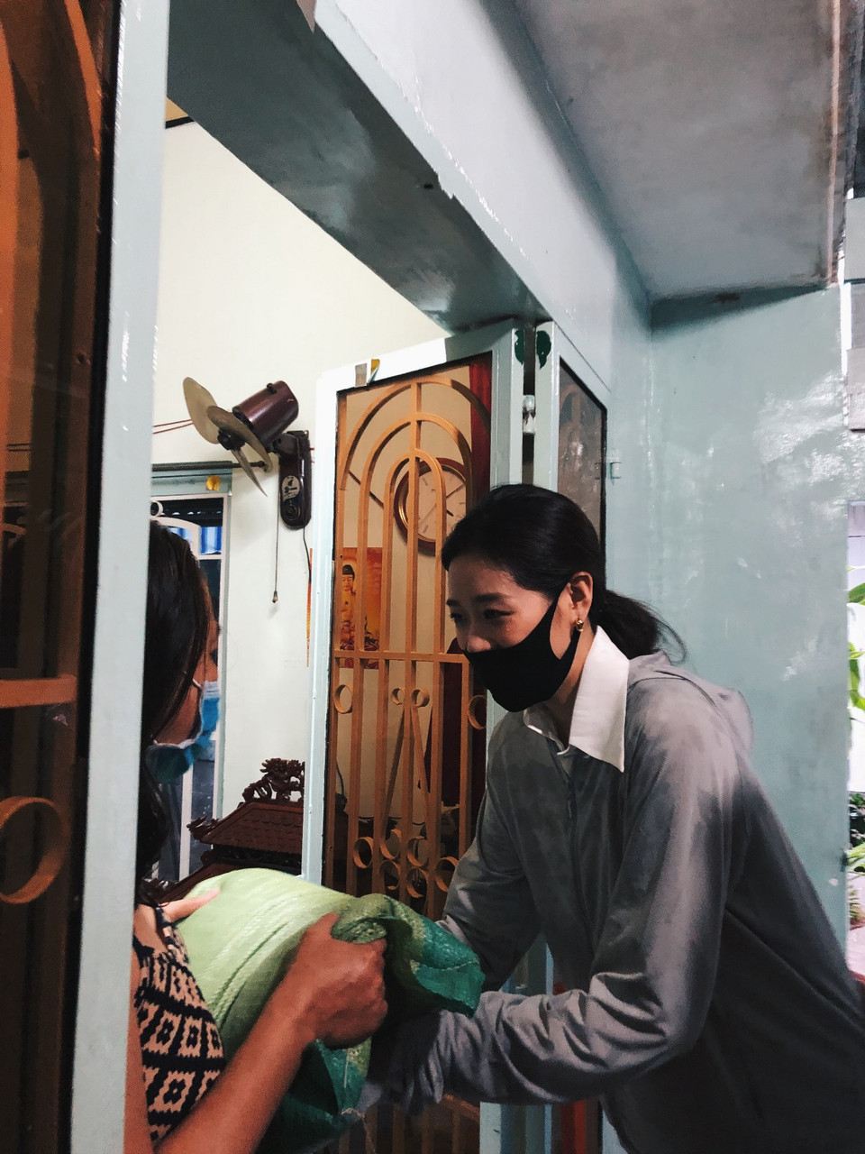 Nhằm chung tay cùng cộng đồng phòng chống dịch Covid-19, tính đến thời điểm hiện tại, Hoa hậu Khánh Vân đã gửi tặng 3.500 khẩu trang cho các chiến sỹ, bác sỹ công tác tại các khu cách ly; 200 chai nước rửa tay, 200 phần quà gồm 200 thùng mỳ, 2 tấn gạo, 200 chai nước tương cho người dân. (Ảnh: CTV/Vietnam+)