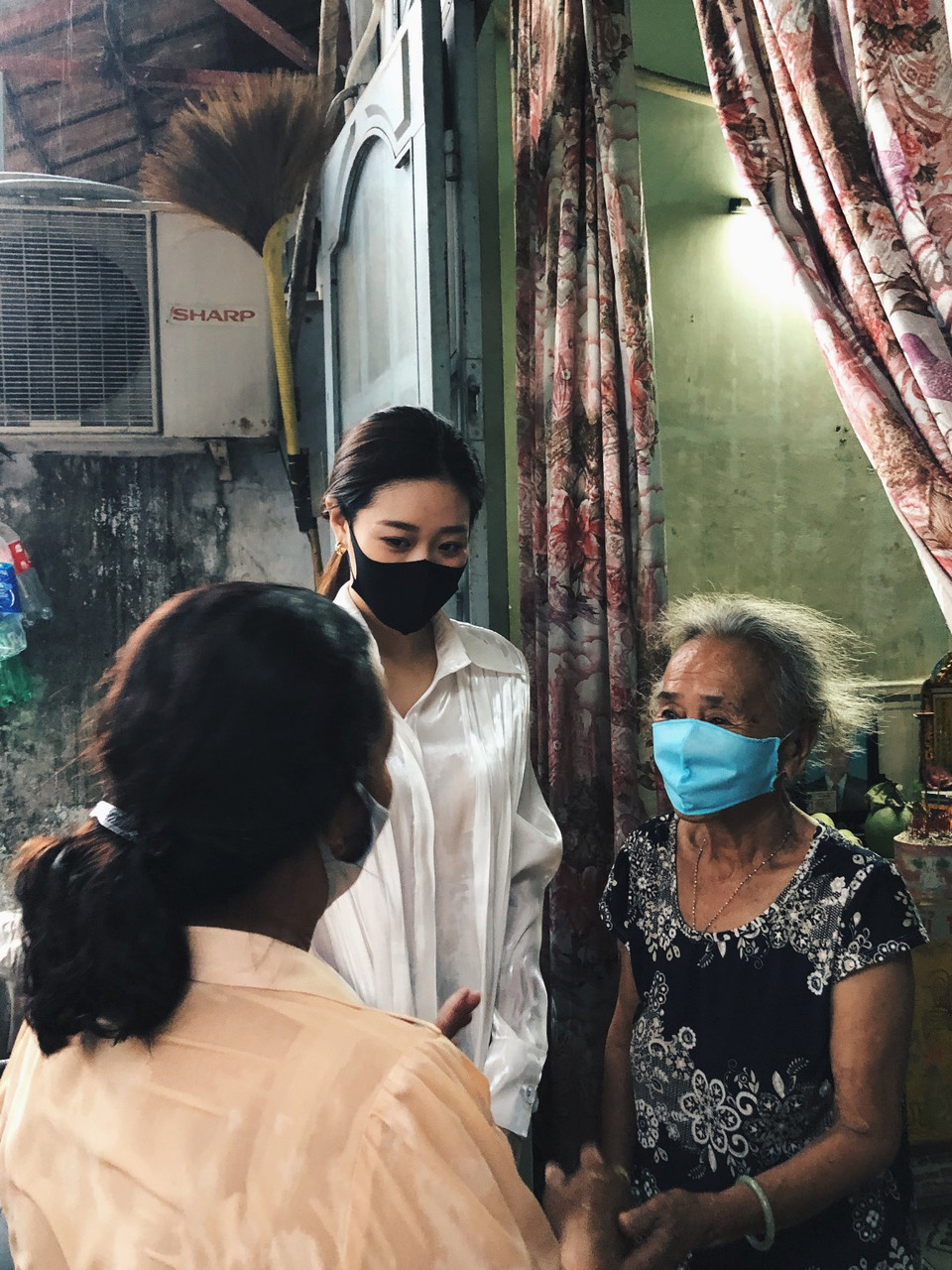 Cô cũng gửi lời cám ơn đặc biệt đến các cán bộ phường Bình Hưng Hòa A vì đã nhiệt tình hỗ trợ, giúp cô trong chuyến thiện nguyện lần này. (Ảnh: CTV/Vietnam+)