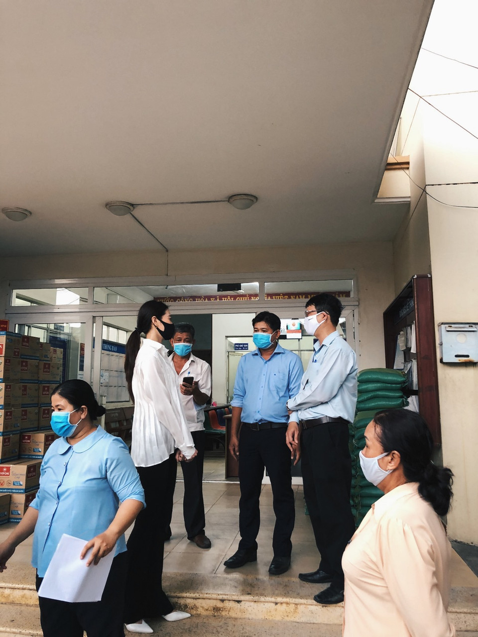 Cô cho biết: ‘Thời gian này thực sự khó khăn với tất cả chúng ta, nhưng với những cô chú, anh chị lao động nghèo, bán vé số có hoàn cảnh khó khăn, hàng ngày phải lo từng cái ăn, cái mặc thì sự khó khăn và nỗi lo đó còn lớn hơn rất nhiều. Vân và mẹ đã tâm sự cùng nhau và quyết định trao những phần quà nhỏ…’ (Ảnh: CTV/Vietnam+)