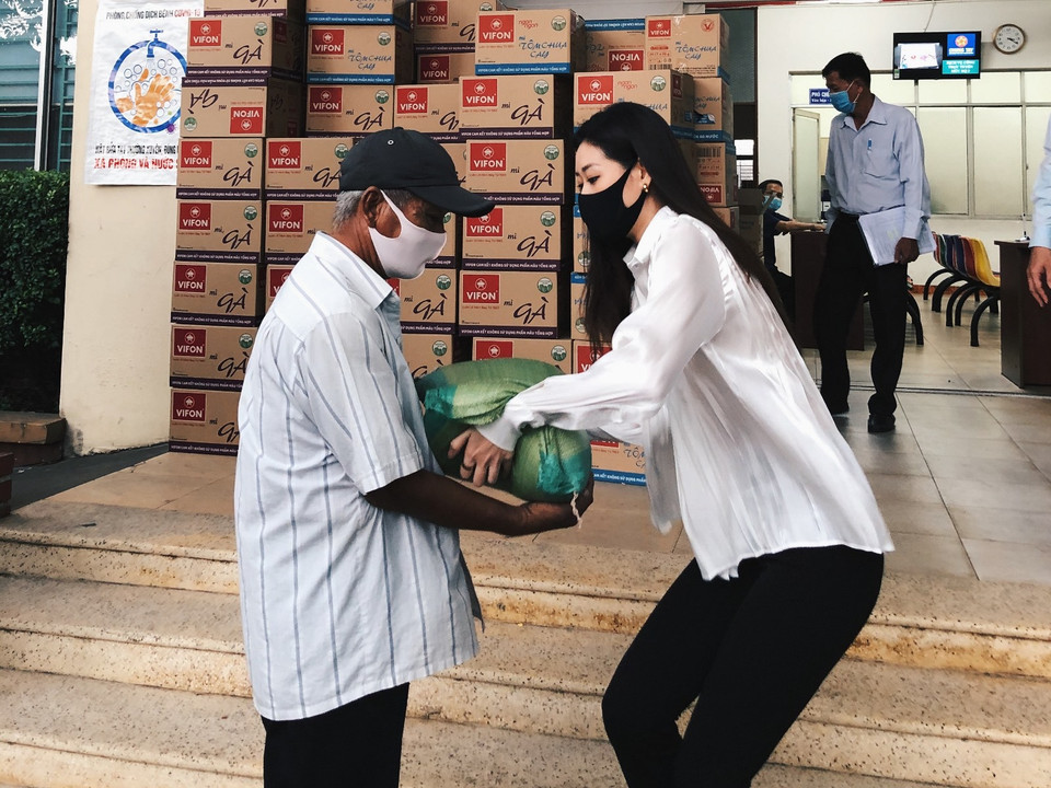 Hoa hậu Khánh Vân chia sẻ cô luôn muốn được đóng góp cho quê hương mình... Vì vậy, cô quyết định ủng hộ quà cho người dân ngay tại khu vực gia đình đang sinh sống. (Ảnh: CTV/Vietnam+)
