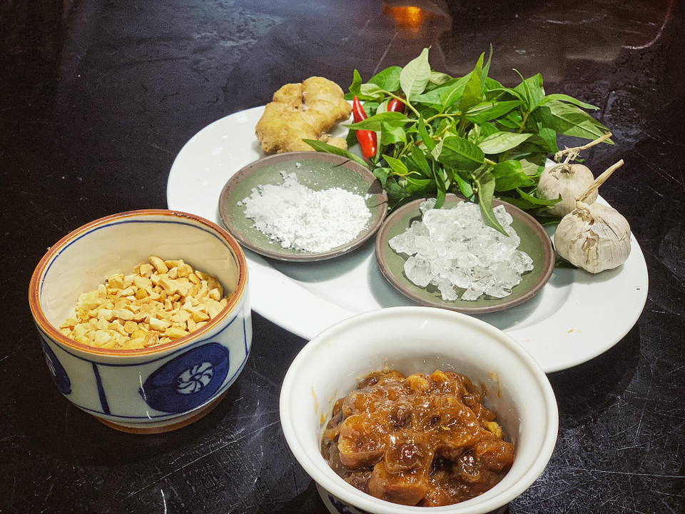 Thêm me chín và lạc rang. (Ảnh: Mai Mai/Vietnam+)