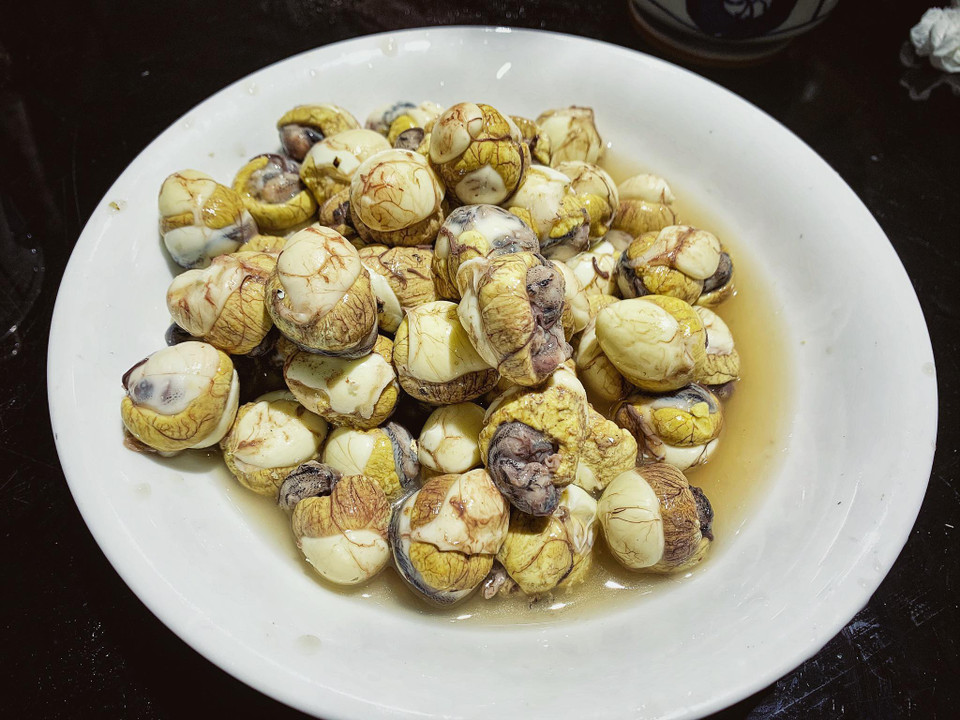 Trứng cút lộn luộc chín lên để khoảng 2 tiếng cho nguội hẳn, rồi bóc nhẹ nhàng tránh làm vỡ trứng. (Ảnh: Mai Mai/Vietnam+)