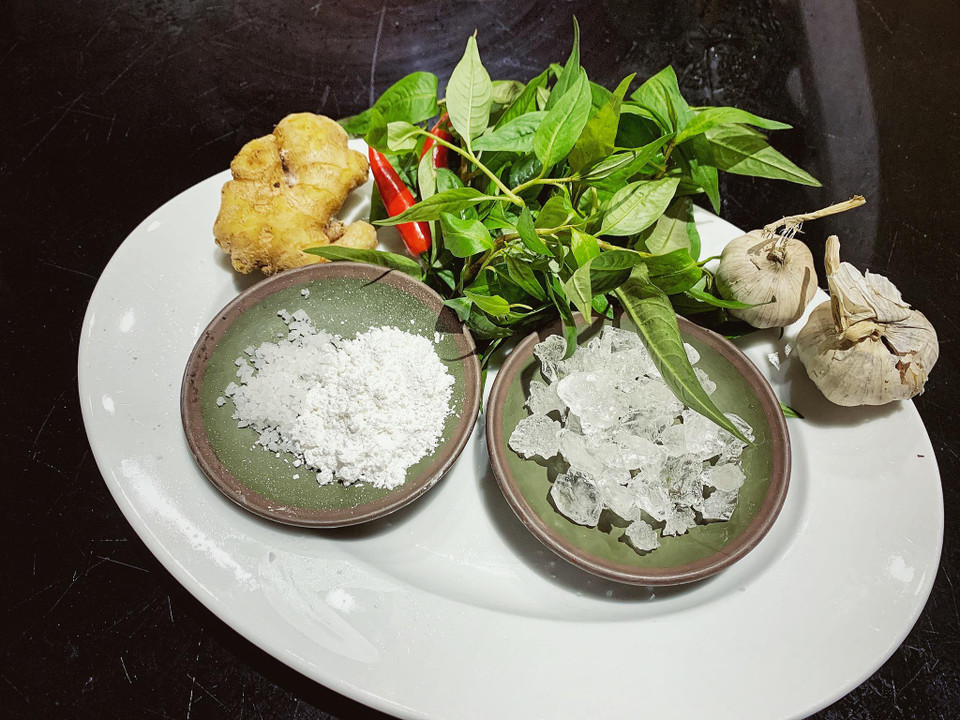 Món trứng cút lộn sốt me cần: gừng, ớt tươi (ăn cay có thể dùng thêm ớt bột), tỏi, rau dăm, đường phèn (sốt sẽ có vị ngọt thanh), bột năng (giúp nước sốt sánh đẹp), muối. (Ảnh: Mai Mai/Vietnam+)