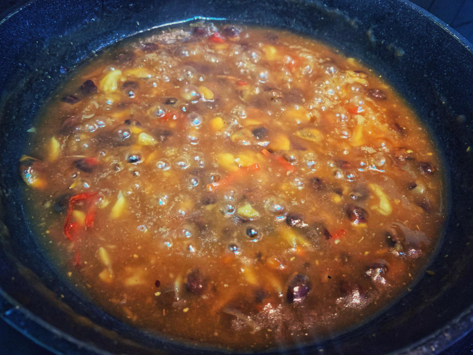 Pha cốt me với nước rồi đổ hỗn hợp đó vào đun sôi với đường phèn, muối sẽ được vị chua ngọt thanh. Có thể pha chút bột năng với nước rồi đổ vào cho hỗ hợp sánh hơn. (Ảnh: Mai Mai/Vietnam+)