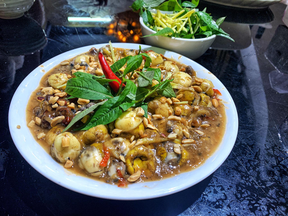 Đổ ra đĩa rồi rắc rau dăm, lạc rang lên và thưởng tức(Ảnh: Mai Mai/Vietnam+)