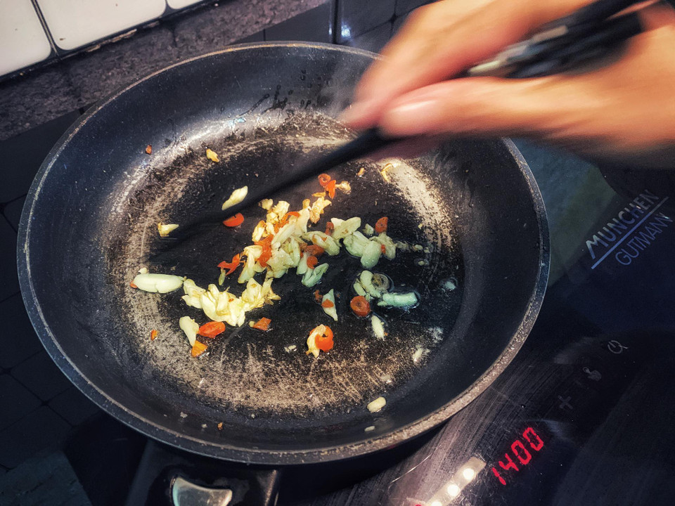 Phi dầu cùng tỏi và ớt. (Ảnh: Mai Mai/Vietnam+)