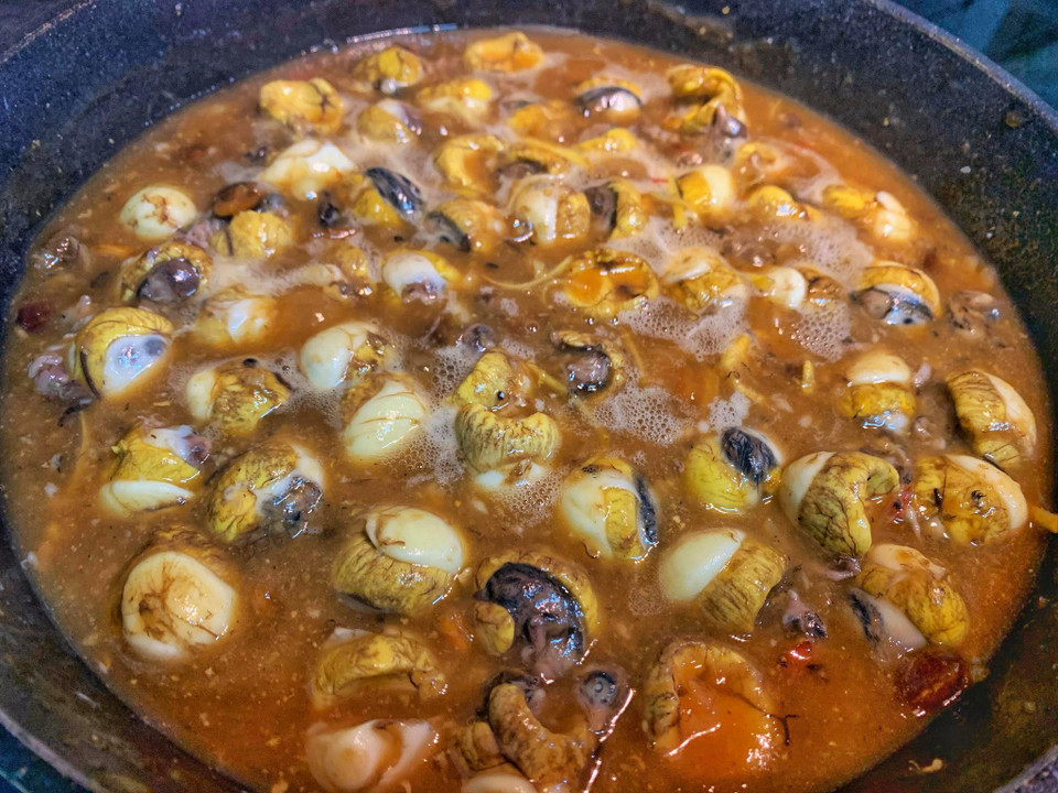 Cho trứng cút vào đun lửa nhỏ liu riu cho ngấm nước sốt me trong khoảng 3-4 phút. (Ảnh: Mai Mai/Vietnam+)